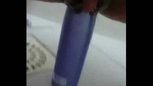 Čerstvá trubica pohonu Stuffing the shampoo into the pussy and the growing clitoris