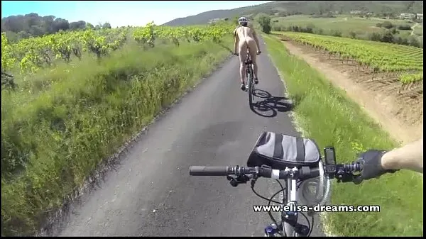 Tubo de transmissão Piscando e nus em bicicletas públicas na estrada novo