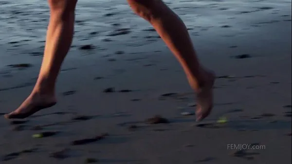 Tubo de unidad Desnudo en la playa nuevo