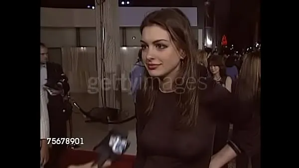 Tubo de transmissão Anne Hathaway em seu famoso top transparente novo