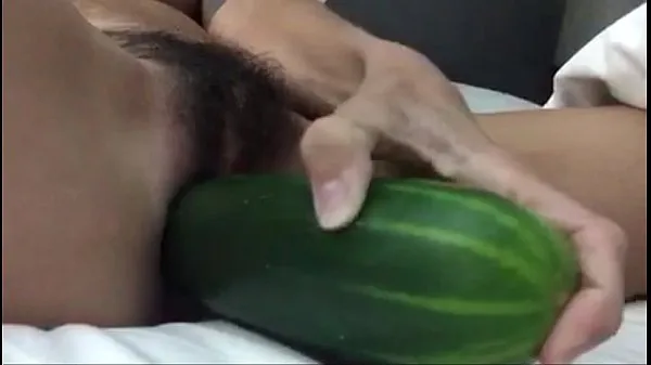 Tubo de unidad Coño peludo se encuentra con pepino nuevo