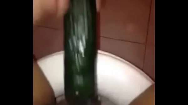 Tubo de unidad chica masturbándose con pepino nuevo