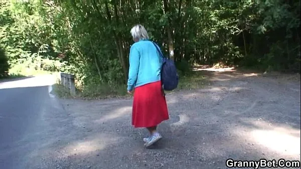 Sveža He picks up and bangs granny outside pogonska cev