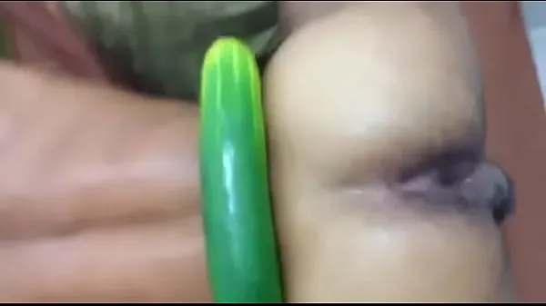 Tubo de unidad pepino gigante en el culo de su novio nuevo