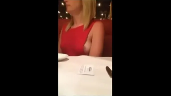 Tubo de unidad milf muestra sus tetas en el restaurante nuevo