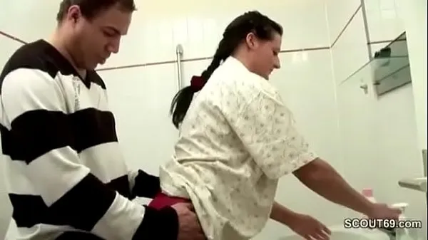 Свежая Немецкий пасынок застукал маму в ванной и соблазнил потрахаться трубка привода