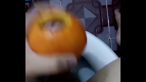 Tubo de unidad Masturbándose con una naranja nuevo