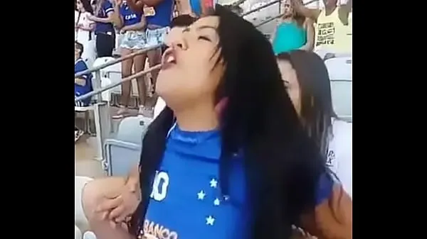 Nouveau tube de lecteur Cruzeiro-do-cruzeiro-montrant-les-seins-pendant-le-jeu-à-Mineirão