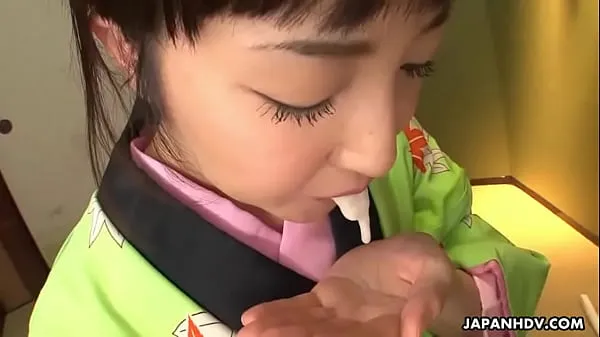 Fersk Asian bitch in a kimono sucking on his erect prick stasjonsrør