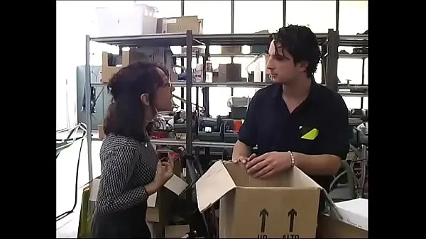 Fresh Sexy secretary in a warehouse by workers aandrijfbuis
