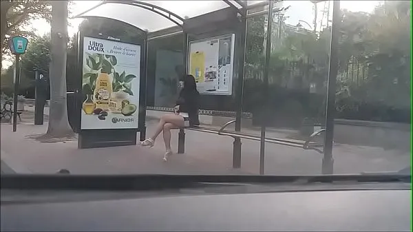 Frisk bitch at a bus stop drev Tube