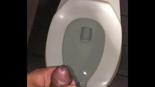 Tubo de unidad Cumming en baño publico nuevo