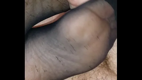 Nuovo teaser di footjob fatti in casa con calze di nylon neretubo di guida