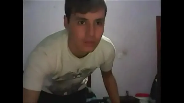 Tubo de unidad Joven aficionado gay puso la cámara para filmarlo pagando una mamada nuevo