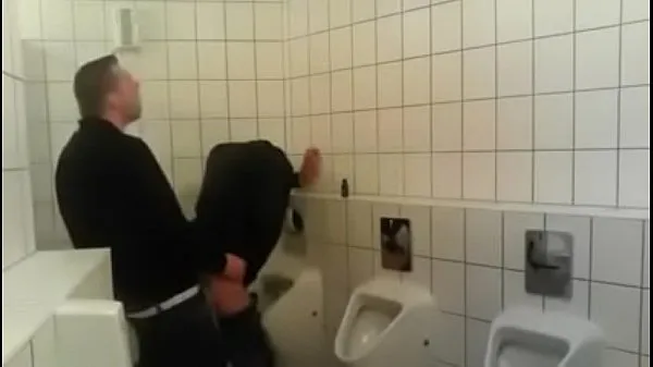 Tubo de unidad macho folla a pelo en el baño nuevo