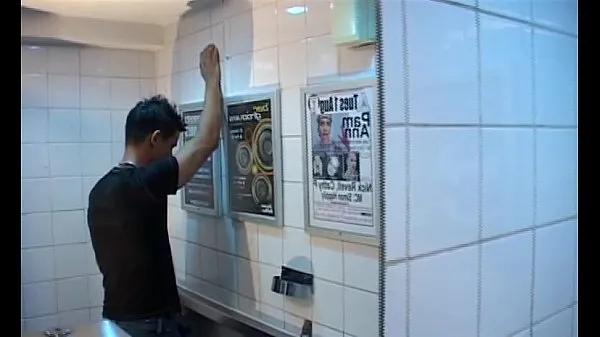 Nouveau tube de lecteur sexy emigrant slutboy se fait baiser dans les toilettes d'un pub