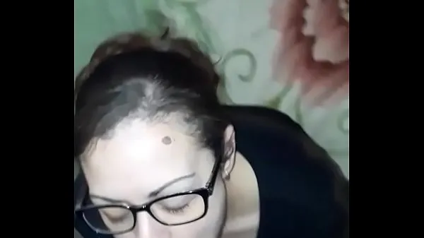 Čerstvá trubica pohonu CHRISTMAS HEAD FROM A SEXY NERDY BRUNETTE