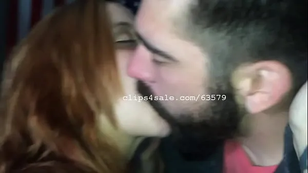 Tubo de transmissão Ruiva sexy beijando um cara novo