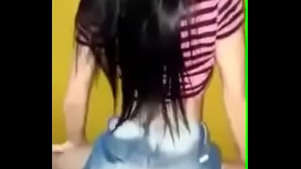 Tubo de unidad Chica joven bailando funk en pantalones cortos nuevo