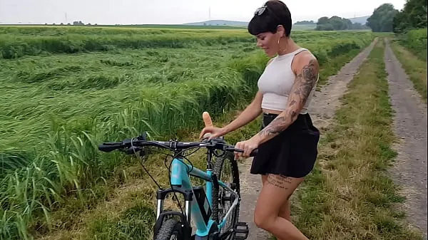 Nouveau tube de lecteur Premiere! Bicyclette baisée en public excitée