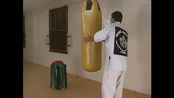 Čerstvé judo fighter sticking with the stick Drive Tube