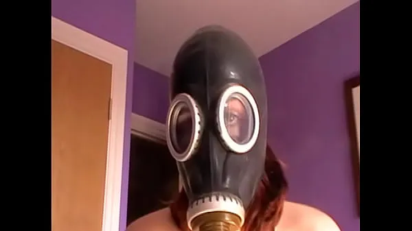 Nouveau tube de lecteur Mon escorte coquine dans son masque à gaz