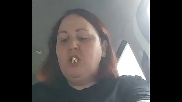 Nouveau tube de lecteur Chubby bbw mange dans la voiture alors qu'un étranger se fait percuter