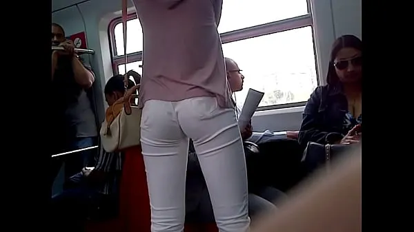 Tubo de unidad Buenos Culos: pantalones blancos en el tren nuevo