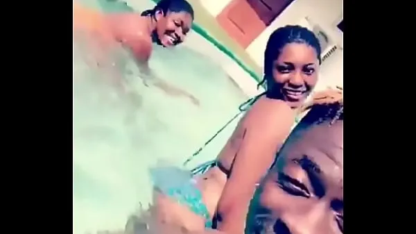 Tubo de transmissão SHATTA WALE THREESOME com 2 ghetto slay queens se torna viral novo