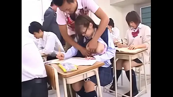 Nouveau tube de lecteur Des étudiants dans la classe baisent devant l'enseignant | Full HD