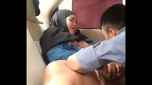 Frisk Hijab girl in car with boyfriend drev Tube