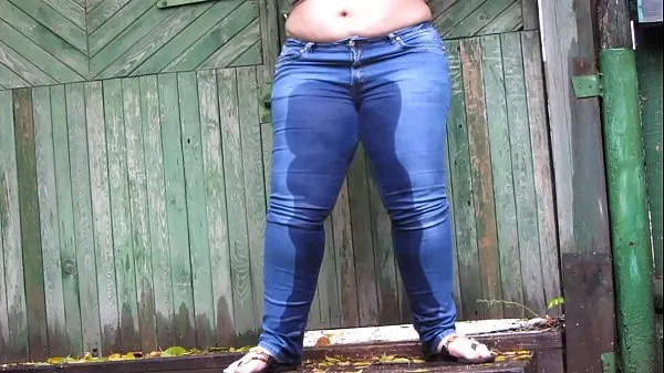 Nouveau tube de lecteur Douches dorées et pétantes en plein air public. Compilation amateur fétiche de BBW chic avec gros butin et chatte poilue