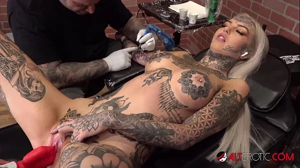 Tubo de transmissão Amber Luke se masturba enquanto faz uma tatuagem novo