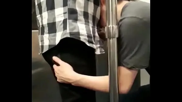 Tubo de transmissão menino chupando pau no metrô novo