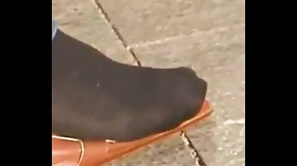 Nuovo Ragazza con nylon sembra le sue scarpe alte e traballa con il dito del piedi. Nylon Feet Shoe gioco e piedi puzzolentitubo di guida