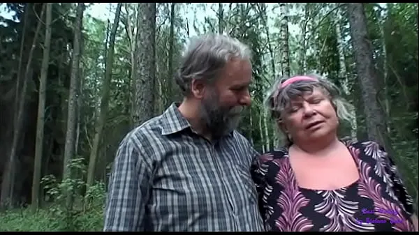 Frisches Mädchen auf der Suche nach Pilzen sieht eine ältere Dame mit großen Titten mit ihrem alten Mann ficken und wird sehr geilDrive Tube