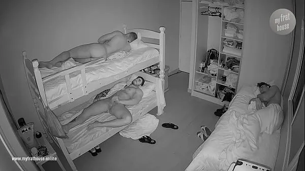 Nuovo Ragazzo gioca con il cazzo in camera da letto di fronte ad altritubo di guida