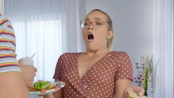 Nouveau tube de lecteur Elle aime sa bite dans la cuisine / scène Brazzers de