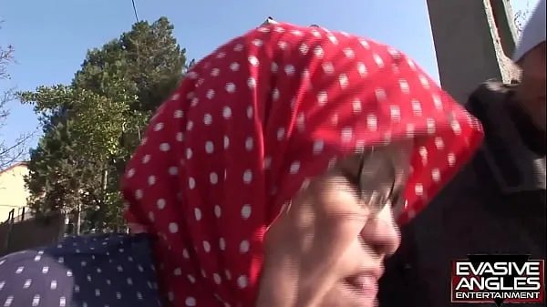 Färsk EVASIVE ANGLES This babushka, stockings and glasses wearing grannie, is getting her massive old knockers sucked by her interracial caregiver drive Tube