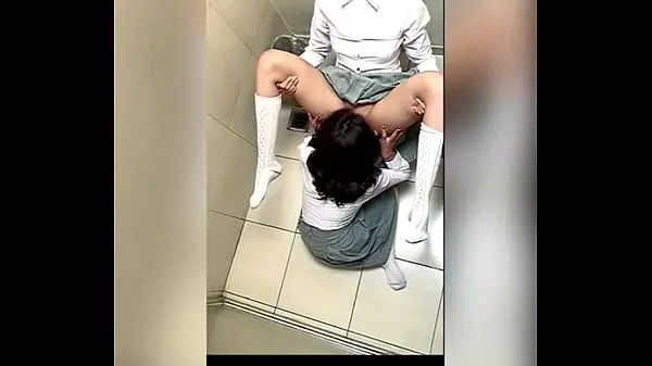Čerstvá trubica pohonu Two Lesbian Students Fucking in the School Bathroom! Pussy Licking Between School Friends! Real Amateur Sex! Cute Hot Latinas
