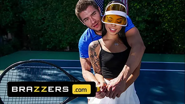 Tubo de transmissão Xander Corvus) Massages (Gina Valentinas) Foot To Ease Her Pain They End Up Fucking - Brazzers novo