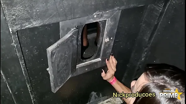 Nouveau tube de lecteur Sucer une bite au glory hole avec mon amie * Bianca Naldy * à la soirée principale