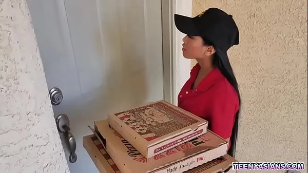 Ống dẫn động Two horny teens ordered some pizza and fucked this sexy asian delivery girl mới