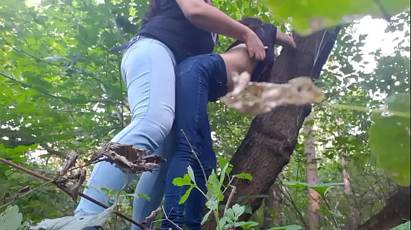 Nouveau tube de lecteur Baisée ma copine avec un strapon dans la forêt - Lesbian Illusion Girls