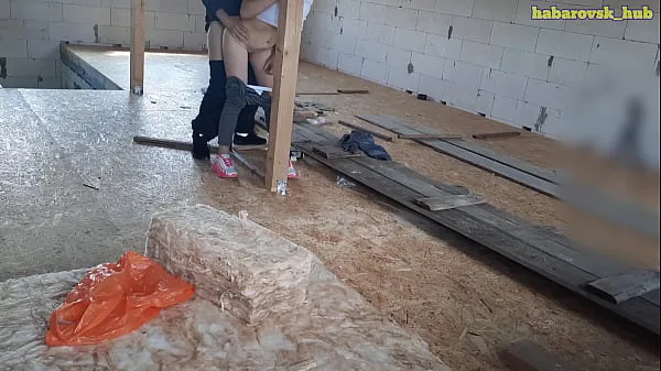 Tubo de unidad esposa sexy se folló a un trabajador de la construcción nuevo