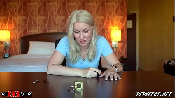 أنبوب محرك Blonde bimbo plays with puzzles while cumming جديد