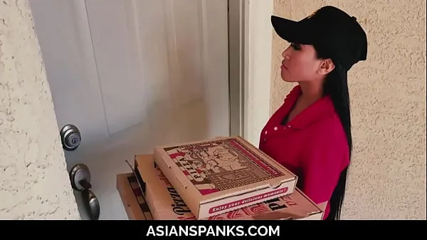 Fresh Pizza Delivery Teen Cheated by Jerking Guys (Ember Snow) [UNCENSORED drive Tube