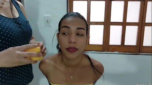 Tubo de transmissão Modelo de glamour bonito amarrado e amordaçado por humilhar Lezdom MILF novo