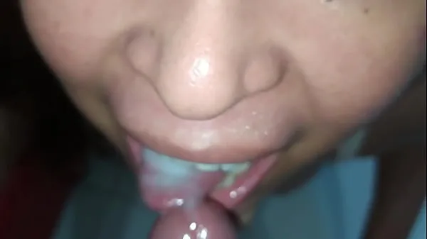 ताज़ा I catch a girl masturbating with a dildo when I stay in an airbnb, she gives me a blowjob and I cum in her mouth, she swallows all my semen very slutty. The best experience ड्राइव ट्यूब