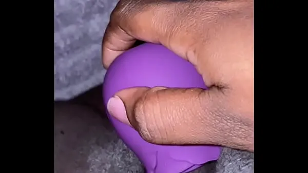 Tubo de transmissão Black BBW usando vibrador na buceta gorda e esguichando novo